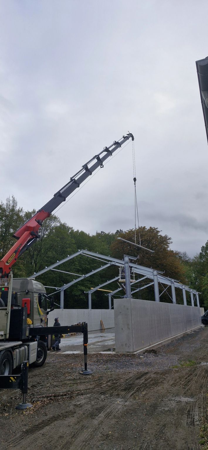 SiGeKo auf der Baustelle: Sicherheit bei der Montage einer Stahlhalle